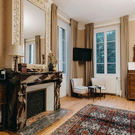 Le Domaine Des Marcoujans 住宿加早餐酒店